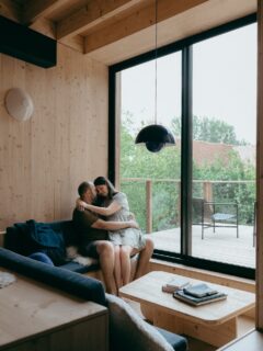 Retour d’une parenthèse enchantée chez @bleu_bicoque, rien qu’à nous, une petite pause dans le tourbillon de la parentalité… 
Et une excellente occasion de fêter nos (déjà) 10 ans ! 
Un immense merci à nos amis Ju² d’avoir veillé sur les kids, on vous aime 🥰! 
.
.
.
.
#photographelifestylelille #photographelille