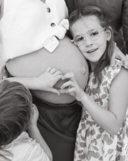 [LIFESTYLE]

Ça sentirait pas le printemps par ici ?
Le retour du soleil le replonge dans ces souvenirs que je ne vous ai pas encore partagés…
Coup de ❤️ pour cette adorable famille qui souhaitait réaliser les souvenirs de cette 3eme grossesse à la plage… #BRAYDUNESFOREVER
À bientôt pour la suite, à la maison cette fois … 

Merci à eux de me permettre de vous partager tout ça 🫶🏻 

C’est le moment de réserver vos séances à la plage pour avril / mai 🤩 
📩 Contactez moi pour connaître les disponibilités 

.
.
.
.
#seancegrossesse #photographelifestylelille #lifestylephotographer #seancegrossesselille