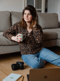 [MIROIR]

On dit que les cordonniers sont les plus mal chaussés, et je pense que cette expression n’a jamais été aussi vraie que pour notre métier !
Alors avec ma collègue et amie @nathaliekleinphotographe on s’est dit que ce serait sympa de se prêter au jeu du posing (pour la deuxième fois !), les mêmes poses avec nos yeux et traitements différents !
Merci encore à toi Nathalie pour ce moment passé ensemble 😘

#photographelille #photographeportrait #photographelifestylelille