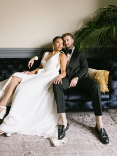[BOTANICAL ROMANCE]

Un mariage inspiré par la beauté de la nature, où l’élégance rencontre la délicatesse des fleurs de saison. BOTANICAL ROMANCE célèbre l’amour dans une atmosphère aussi authentique qu’intemporelle..

Organisation & Scénographie @viens.on.scene
Photographe @agathe_p_photographe 
Lieu @aupetitmanoir
Location mobilier / arts de la table @nimarent.event
Fleuriste @felicite.fleurs
Robe de mariée @mapetiterobeblanche
Makeup Artist @mm.mariages
Hair Stylist @angelb_mua
Costume @lille_blandindelloye
Accessoires @nahclay_
Officiante cérémonie @happy_beautiful_days
Papeterie @imprimeriemerigond
Couple @caroline.traisnel @vincentraisnel
