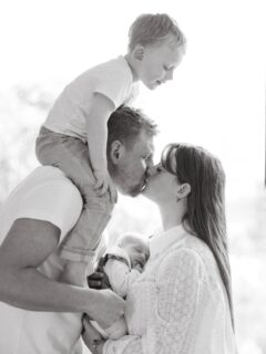 [LIFESTYLE]

Quand tout est réuni pour obtenir les souvenirs d’une vie .. Votre jolie maison, une belle lumière mais surtout vous et la complicité qui vous lie ♥️ 

Merci à cette famille de me permettre de partager ces premiers instants à 4 🫶🏻

#seancenaissancelille #photographenaissancelille #photographelille