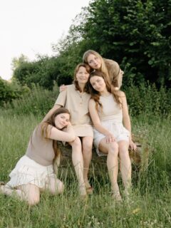 Douce séance mère / filles d’un soir d’été ☀️
.
.
.
#photographelifestylelille #seancephotomerefille #seancephotofamille