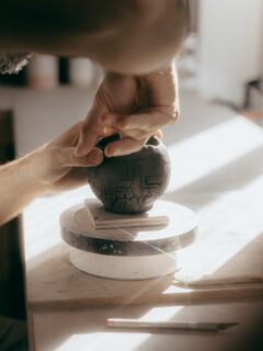 [ARTISAN]

Les mains dans la terre, un moment hors du temps, une lumière incroyable… Il n’en fallait pas plus pour sublimer le travail de Bastien @holiclay.ceramique dans son atelier à @laparcelle.lille !

Bastien partage avec vous son savoir faire et vous apprend à façonner vous même des pièces uniques lors de ses ateliers. Foncez découvrir son univers !

- - - - - - - - - - - - - - - - - - - - - - - - - - - - - - - - - - - 

Vous êtes artisan, entrepreneur ? Je vous accompagne dans la création de visuels qui refléteront votre activité et vos valeurs, contactez moi 🤗

.
.
.
.
#photographeentreprise #photographeentrepriselille #corporatephotographer #photographeartisan #seancephotolille #seanceentreprise #ceramiste