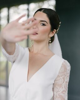 ✨ Storm Of Grace, c’est deux salles deux ambiances, la rencontre de la douceur avec le béton, de la classe avec le pep’s, c’est la beauté propulsée dans l’inattendu… 

Makeup Artist @mm.mariages 
Vidéaste @jproductionoff
Modèle @lea.sarnowski
Robe de mariée @constance.cellier
Créatrice de bijoux @nahclay_
Fleuriste @mio.flora
Lieu @sparkoh_be 

.
.
.
.
.

#weddinginspiration #sinspirersemarier #editowedding