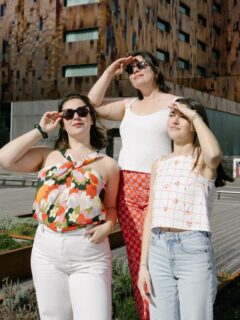 [PRO]

La nouvelle collection tissus et quelques nouveaux patrons sont sortis chez @lolilafee !
Pour cette collection colorée, on s’est rejoint avec Lolita et son équipe sur le fait qu’on imaginait un rendu lumineux et pep’s, on remercie le soleil d’avoir pu rendre exactement ce qu’on avait en tête possible 🙏🏻✨ 

.
.
.
.
#photographecorporate #photographeentreprise