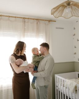 [LIFESTYLE]

La douceur des premiers instants à 4, baignée de lumière ✨
Merci infiniment à cette famille qui me fait confiance pour la troisième fois, prochaine étape le mariage en 2027 🤩
.
.
.
#seancelifestylelille #photographelille #photographelifestylelille #seancenaissancelille #collectmoments